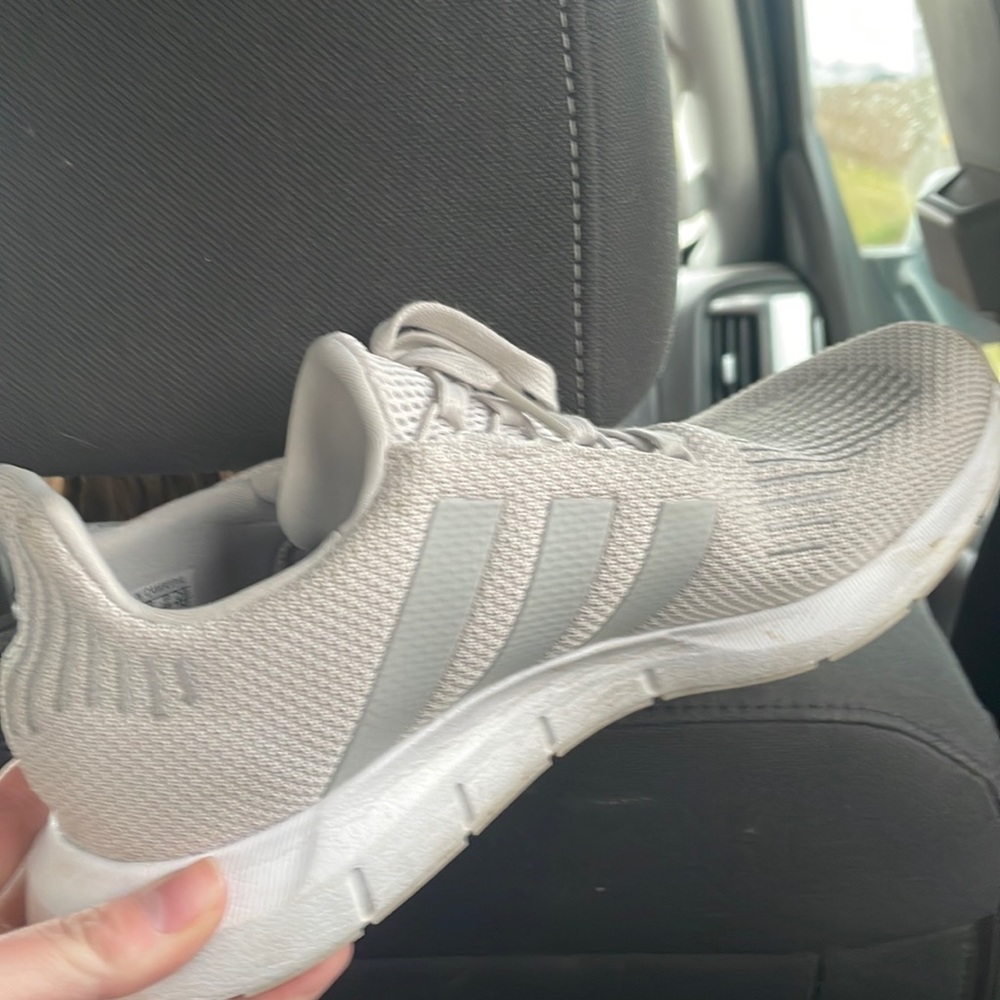 Tennis shoes